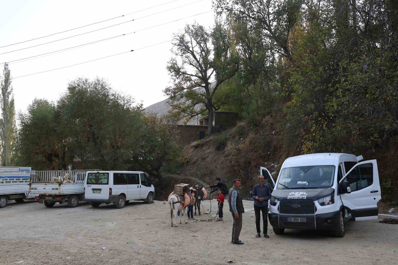 diyarbakirin kirsal mahallesinde yukler eseklerle evlere goturuluyor 6