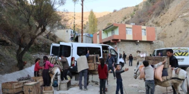 diyarbakirin-kirsal-mahallesinde-yukler-eseklerle-evlere-goturuluyor-MysYd9Ve.jpg