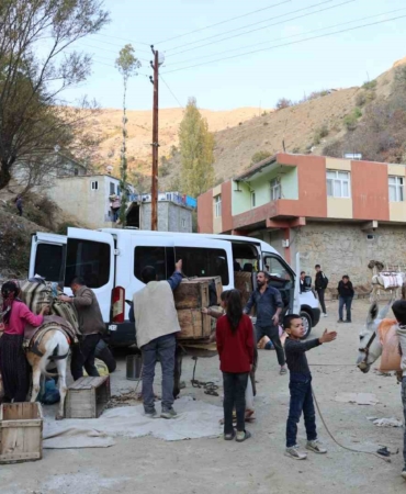 diyarbakirin-kirsal-mahallesinde-yukler-eseklerle-evlere-goturuluyor-MysYd9Ve.jpg