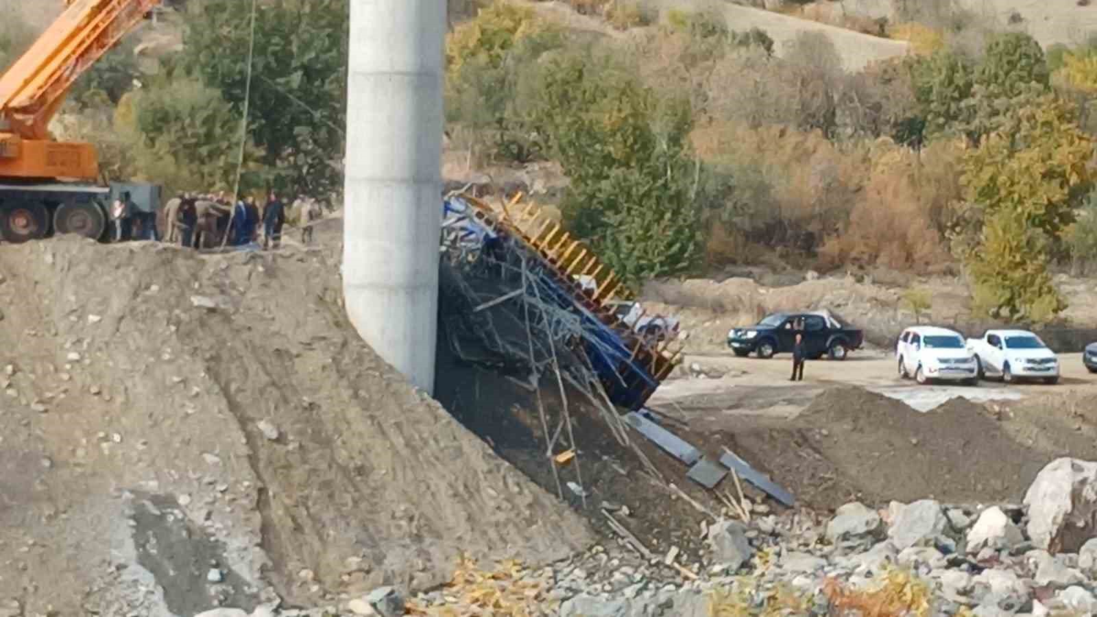 diyarbakirin kulp ilcesinde kopru insaatinda meydana gelen cokme sirasinda yaralanan 4 kisi hastaneye sevk IbjWKNCM