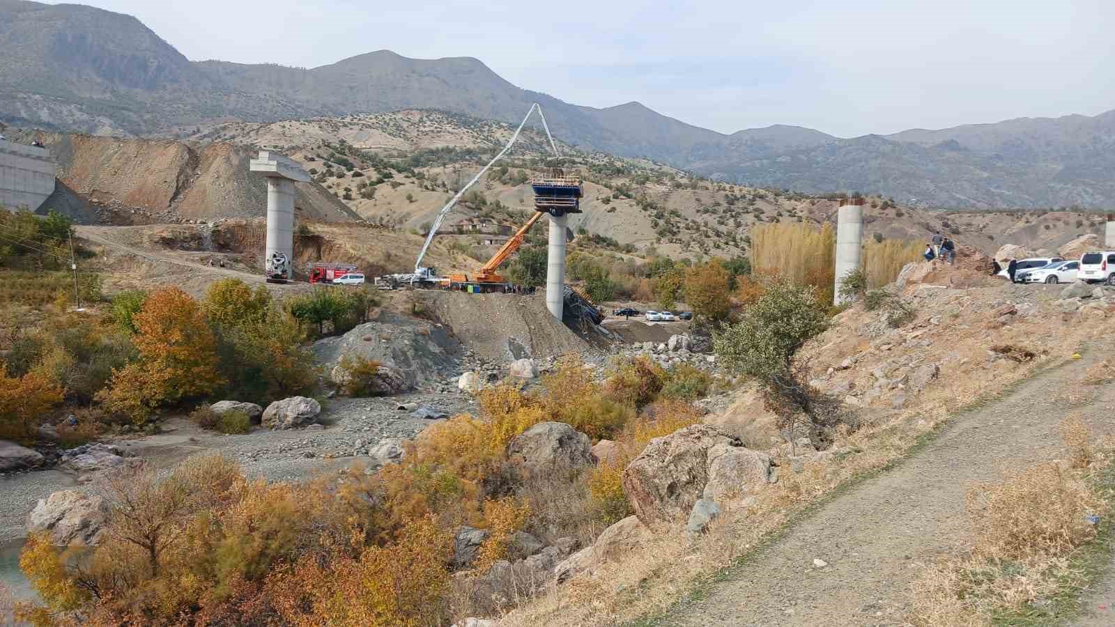 diyarbakirin kulp ilcesinde kopru insaatinda meydana gelen cokme sirasinda yaralanan 4 kisi hastaneye sevk PyO6bFZb