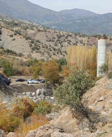 diyarbakirin-kulp-ilcesinde-kopru-insaatinda-meydana-gelen-cokme-sirasinda-yaralanan-4-kisi-hastaneye-sevk-ZYlIzSqt.jpg
