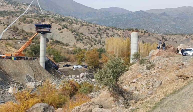 diyarbakirin-kulp-ilcesinde-kopru-insaatinda-meydana-gelen-cokme-sirasinda-yaralanan-4-kisi-hastaneye-sevk-ZYlIzSqt.jpg