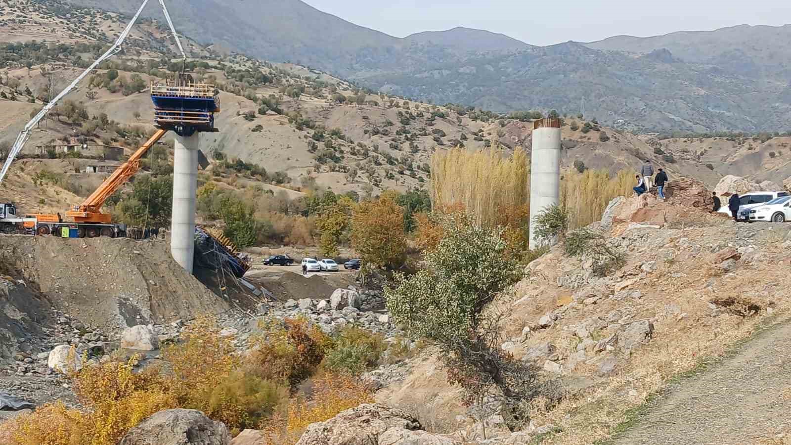diyarbakirin kulp ilcesinde kopru insaatinda meydana gelen cokme sirasinda yaralanan 4 kisi hastaneye sevk fE7JOkz6
