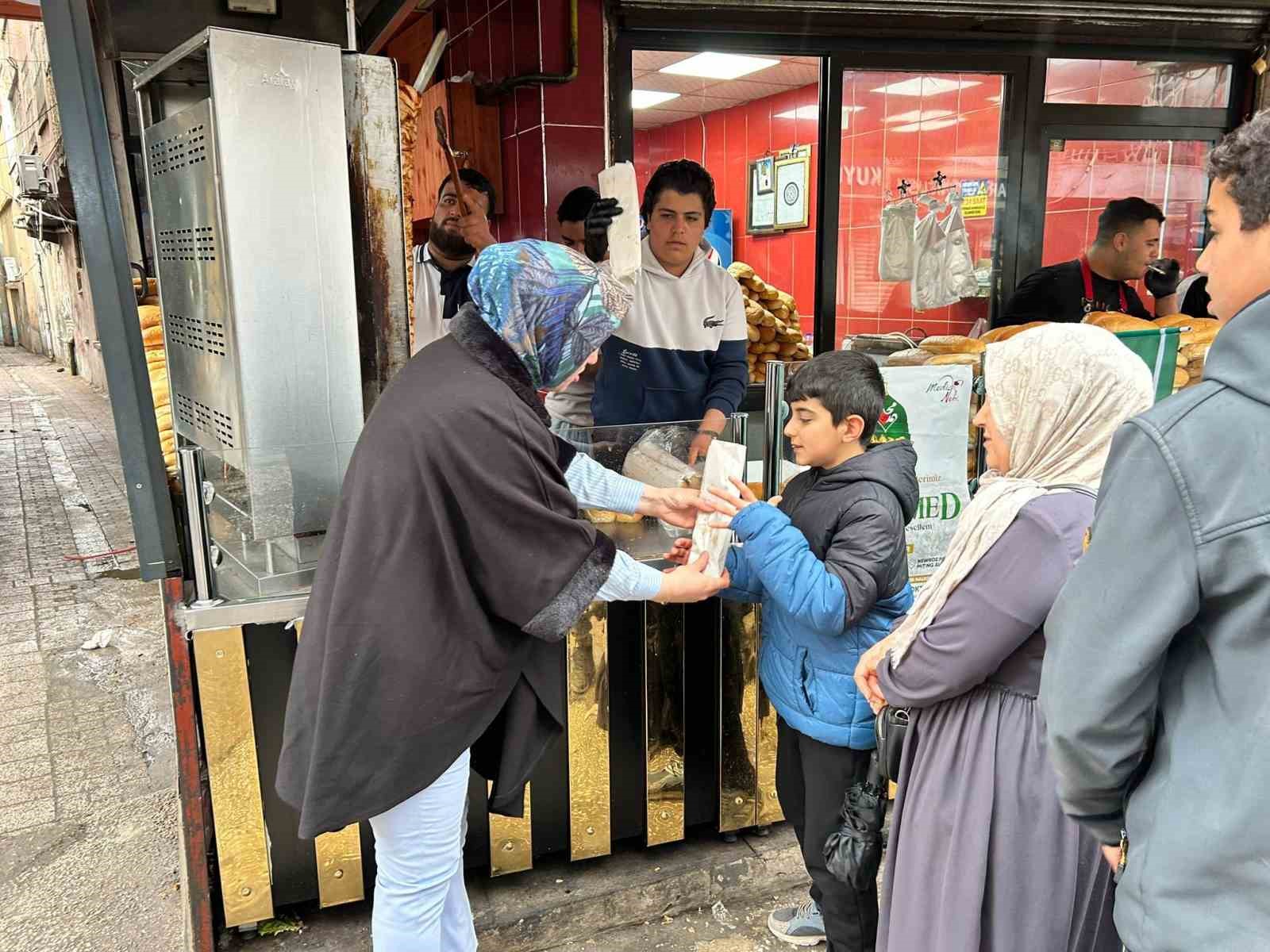 diyarbakirli esnaftan kutlu dogum haftasinda 2 bin kisiye doner ikrami 0 w9sNwqOY