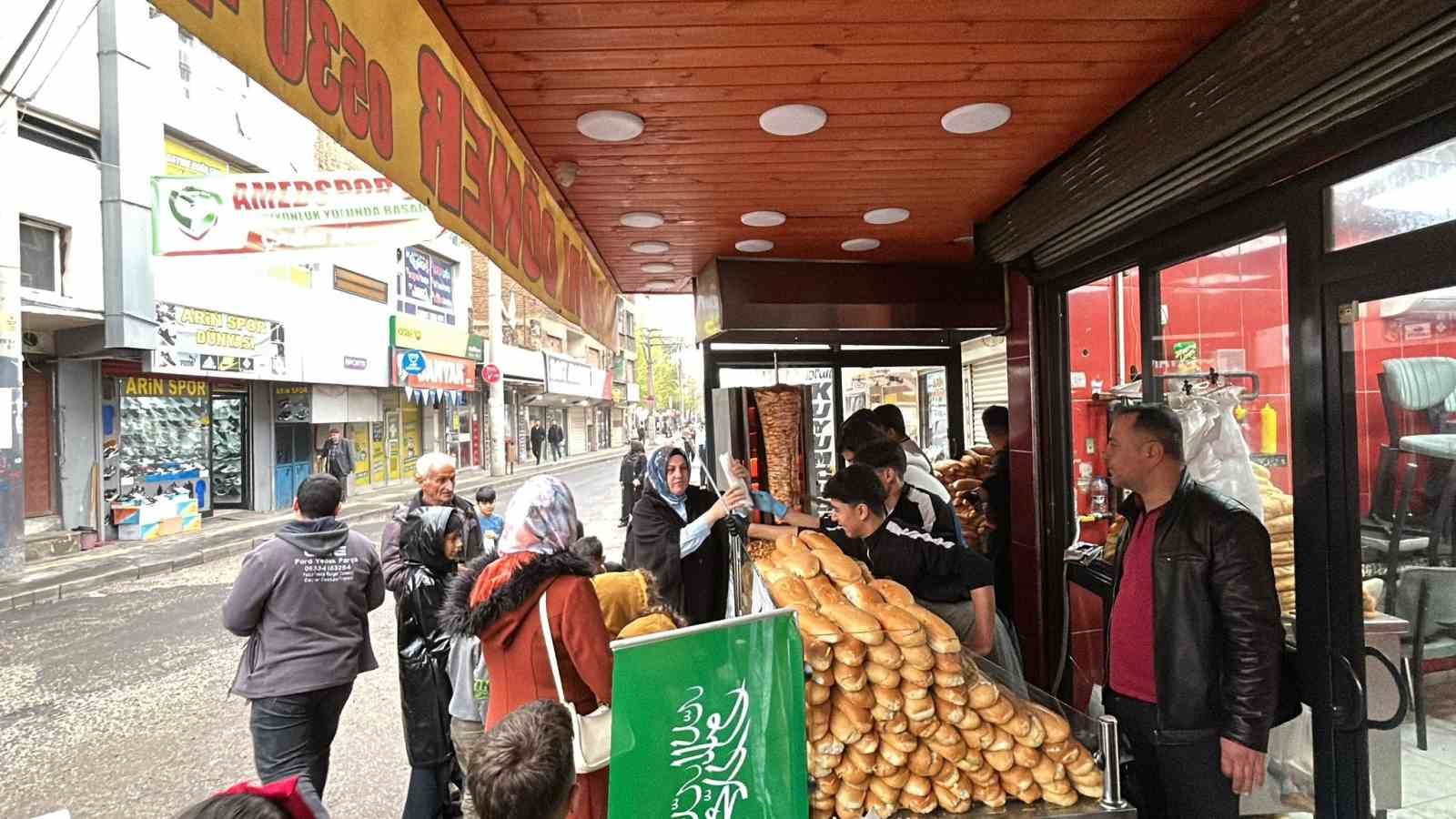 diyarbakirli esnaftan kutlu dogum haftasinda 2 bin kisiye doner ikrami 2 p8I3aZ5q