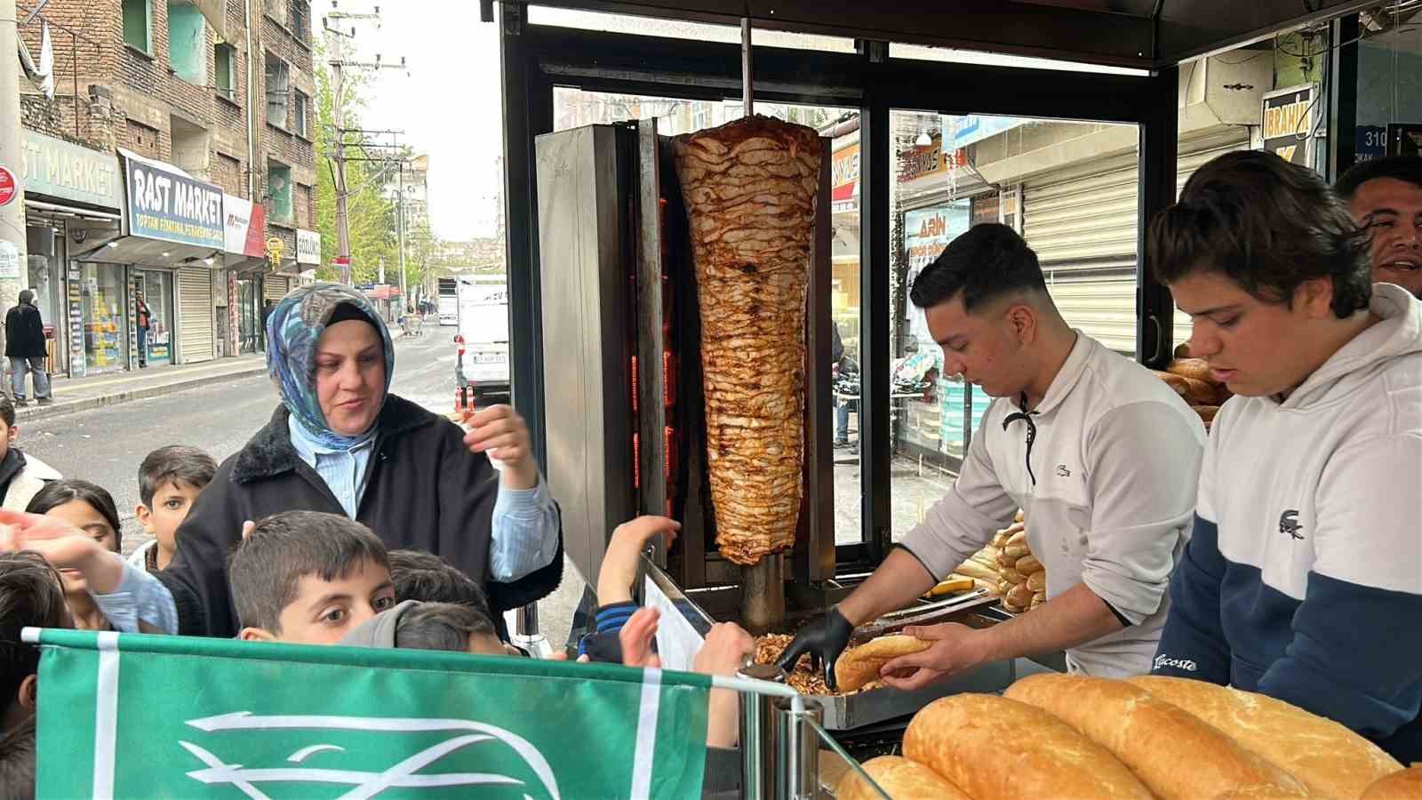 diyarbakirli esnaftan kutlu dogum haftasinda 2 bin kisiye doner ikrami 3 z1Ej4pAT
