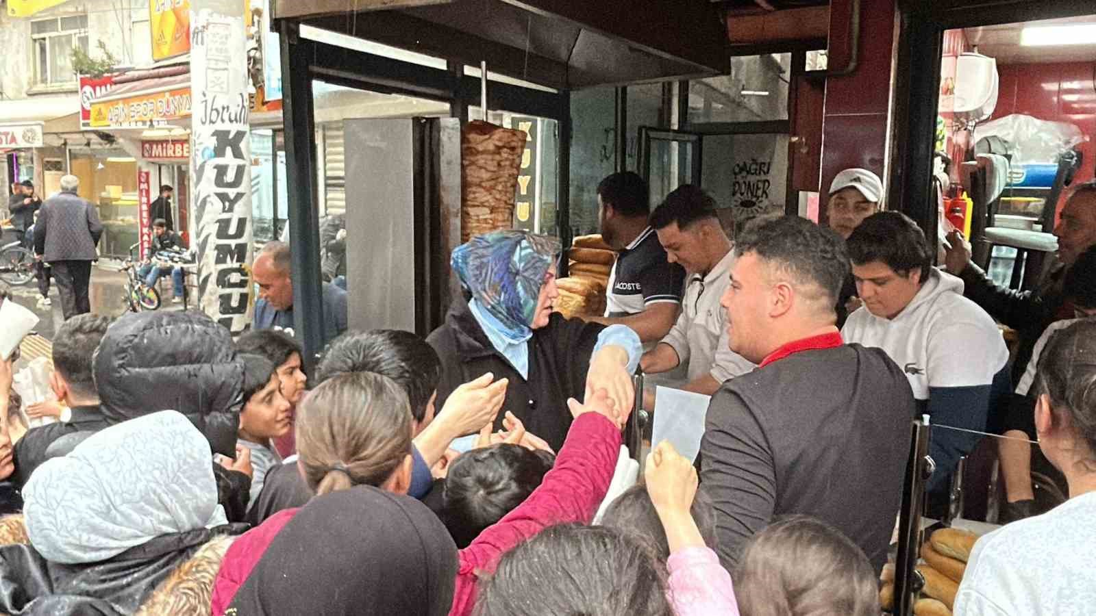 diyarbakirli esnaftan kutlu dogum haftasinda 2 bin kisiye doner ikrami 4 BOgcsGwG