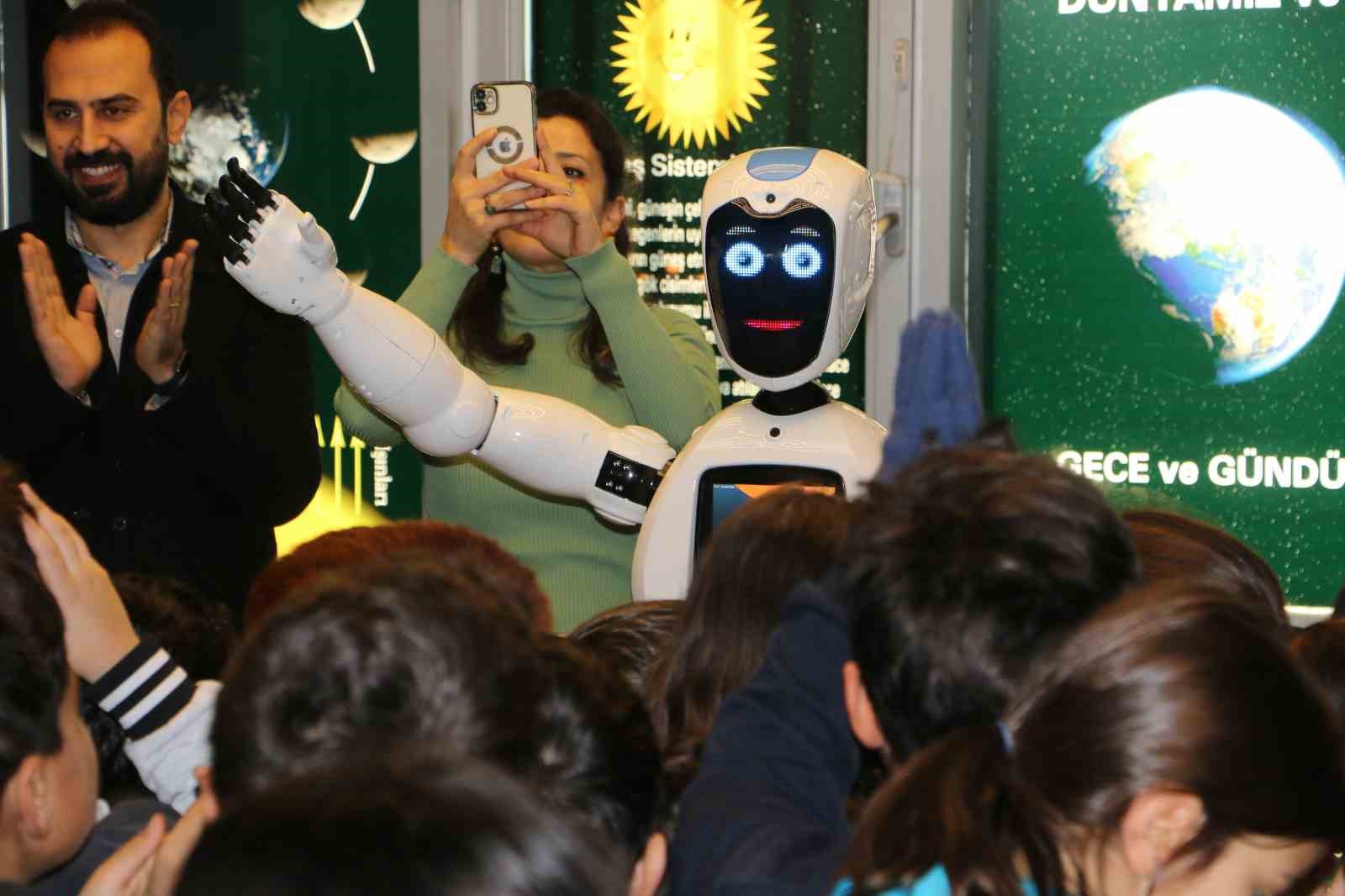 diyarbakirli ogrenciler atik malzemelerden robot yapti 0 BJj8qMAX