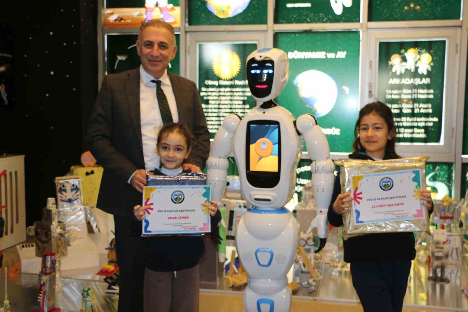 diyarbakirli ogrenciler atik malzemelerden robot yapti 4 ihXJPh1O