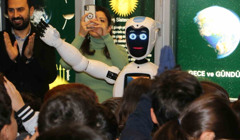diyarbakirli-ogrenciler-atik-malzemelerden-robot-yapti-LzHmDsGI.jpg