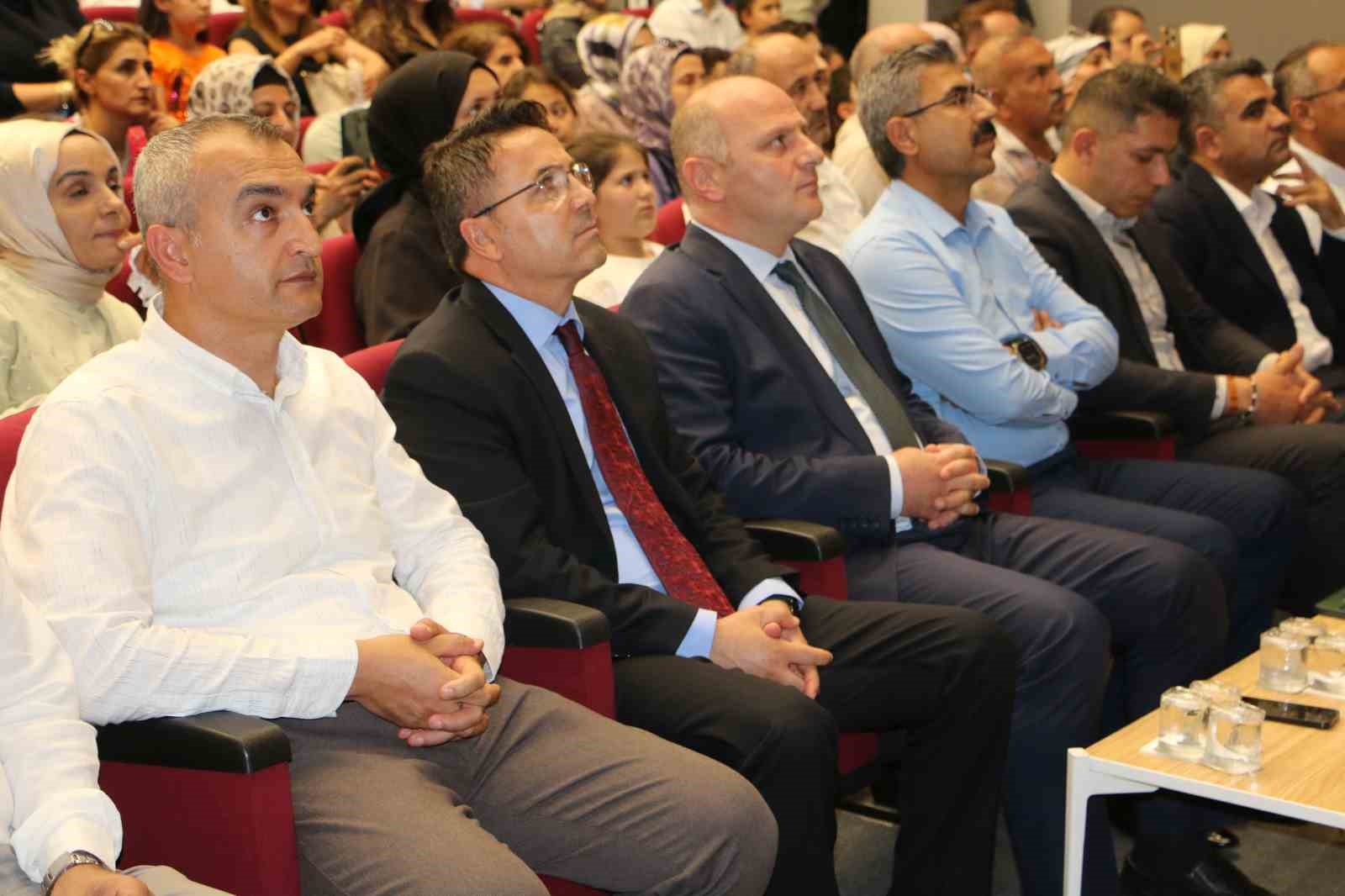 Diyarbakırlı öğrenciler ödüllerini aldı 5 diyarbakirli ogrenciler odullerini aldi 1 iE2FrP82