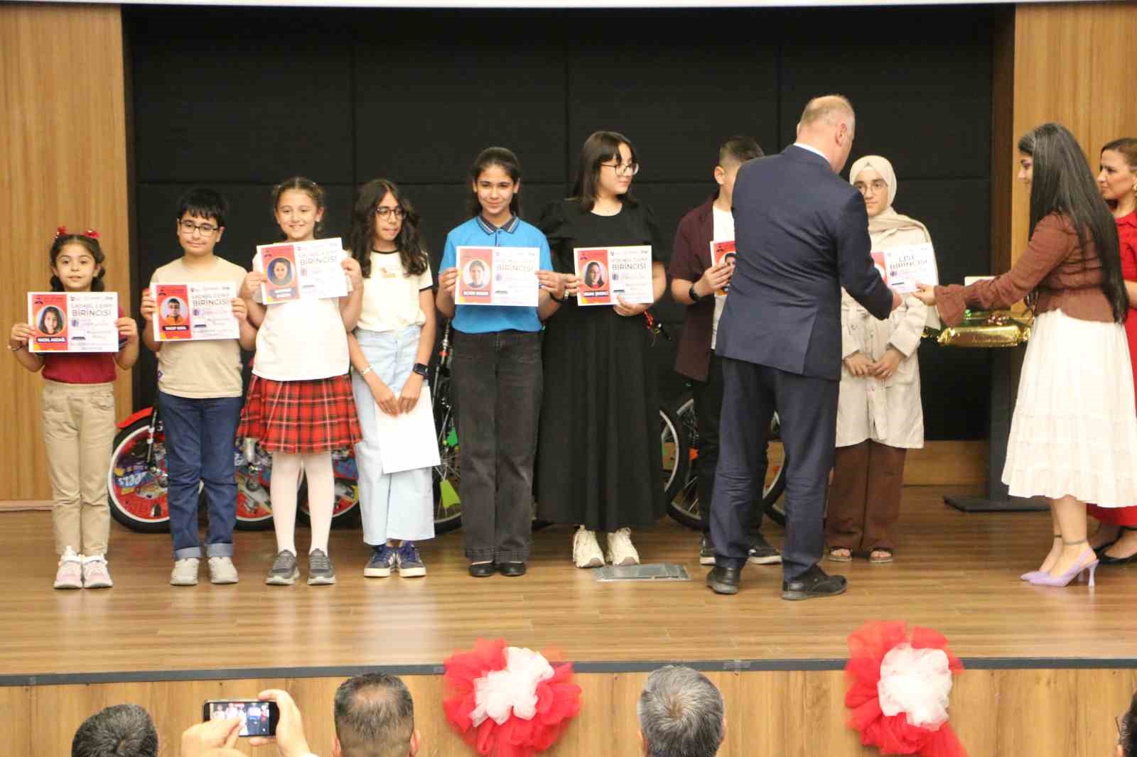 Diyarbakırlı öğrenciler ödüllerini aldı 9 diyarbakirli ogrenciler odullerini aldi 5 WbiwBrWJ