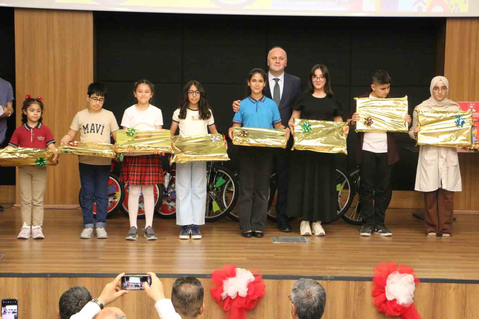 Diyarbakırlı öğrenciler ödüllerini aldı 10 diyarbakirli ogrenciler odullerini aldi 6 UyItduQy