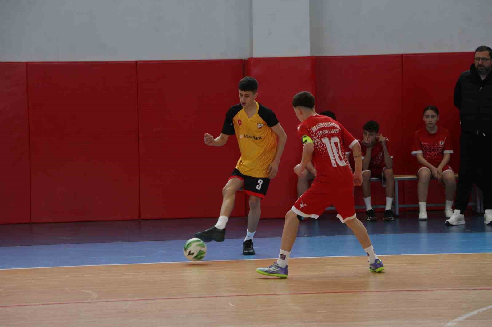 dmd hastasi berkay ve eren kardeslere futsal turnuvasi ile umut oldular 4 IndY8s9s