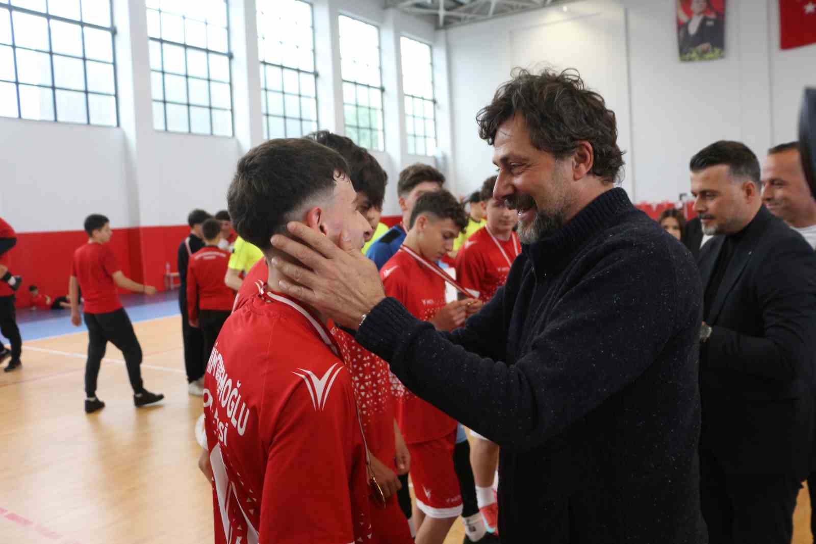dmd hastasi berkay ve eren kardeslere futsal turnuvasi ile umut oldular 5