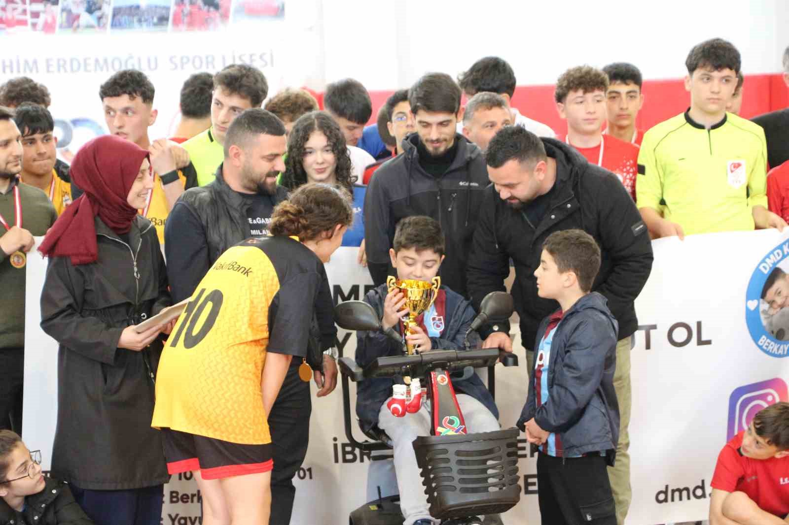 dmd hastasi berkay ve eren kardeslere futsal turnuvasi ile umut oldular 6 GcbRtbdX