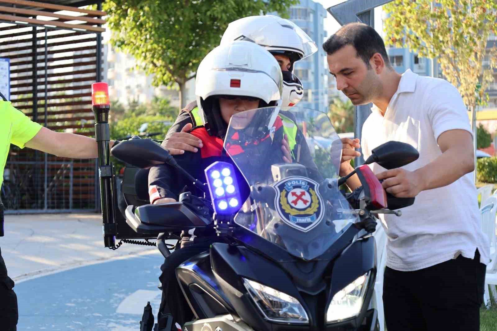 DMD hastası Ünal’ın polis olma hayali gerçek oldu 4 dmd hastasi unalin polis olma hayali gercek oldu 0 JSWzRH1w