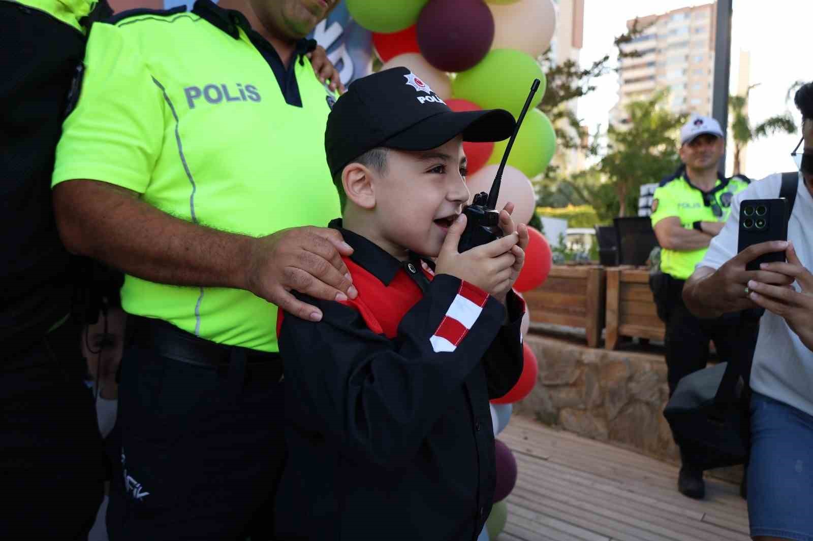 DMD hastası Ünal’ın polis olma hayali gerçek oldu 6 dmd hastasi unalin polis olma hayali gercek oldu 2 TQhate66
