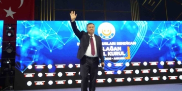 dms-genel-baskani-cengiz-genel-yetkiyi-alarak-memurun-gercek-sesini-o-masaya-yumruk-gibi-PepMrmZ3.jpg
