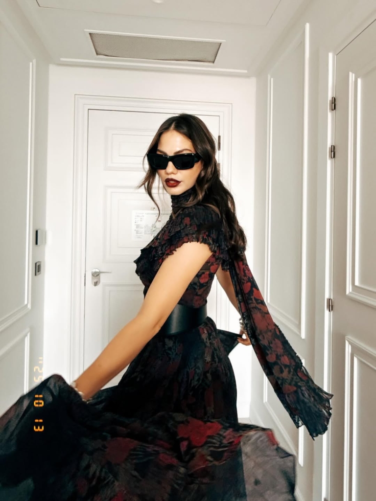 Ünlü oyuncunun giydiği Ralph Lauren imzalı “Cressida Çiçekli Şifon Abiye Elbise” nin fiyatı tam 6.600 Euro (yaklaşık 319.000 TL).