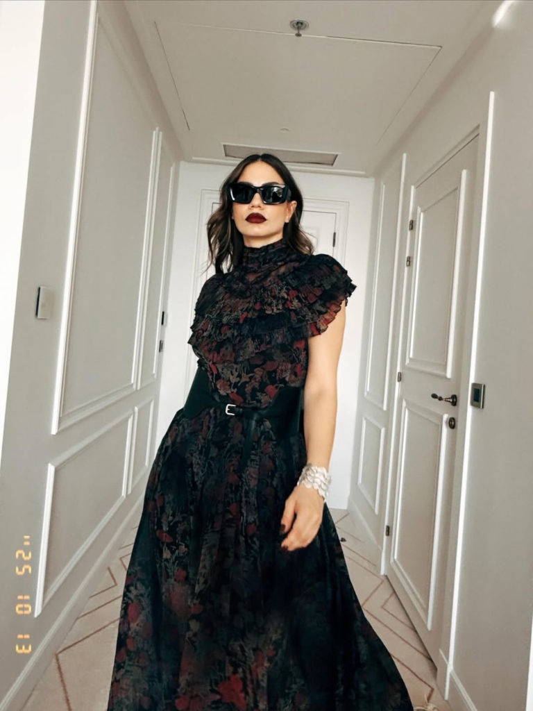 demet özdemir'in giydiği Ralph Lauren imzalı “Cressida Çiçekli Şifon Abiye Elbise” nin fiyatı tam 6.600 Euro (yaklaşık 319.000 TL).