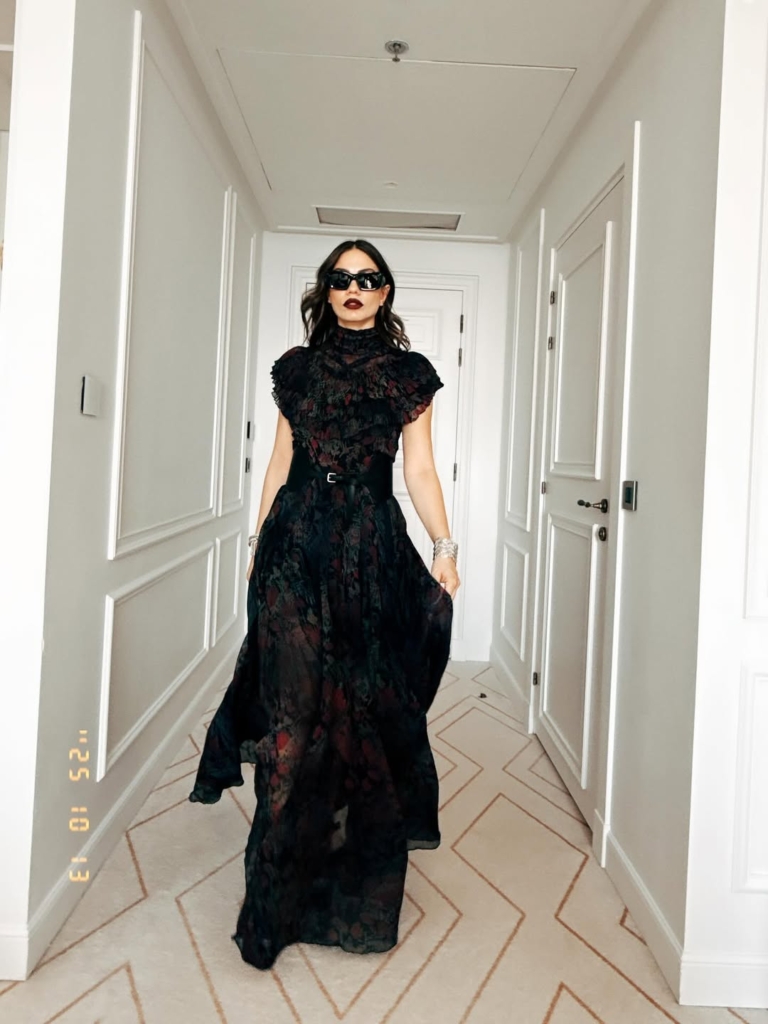 demet özdemir'in giydiği Ralph Lauren imzalı “Cressida Çiçekli Şifon Abiye Elbise” nin fiyatı tam 6.600 Euro (yaklaşık 319.000 TL).