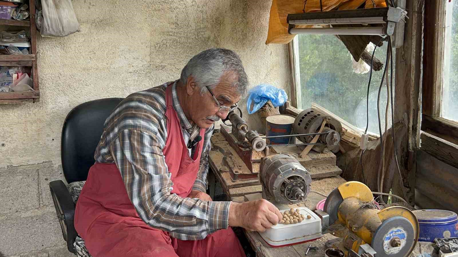Doğadan topladığı andız çekirdeklerini koleksiyonluk tespihlere dönüştürüyor 6 dogadan topladigi andiz cekirdeklerini koleksiyonluk tespihlere donusturuyor 2 MV5AYrrJ