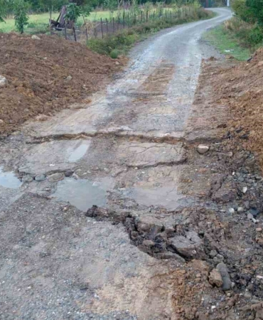 dogalgaz-calismasi-sonucu-bozulan-yollar-tehlike-olusturuyor-dTsSuM6t.jpg