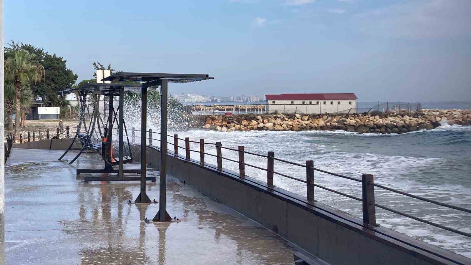 dogu akdenizde dev dalgalar kiyilari dovdu 3 AACcMGwg
