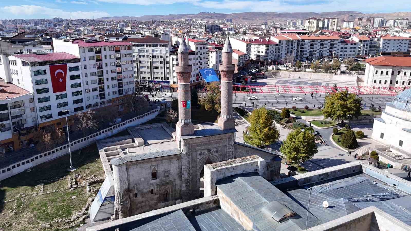 Doğu Türkistan’daki zulme dikkat çekmek istediler, 8 asırlık medreseye Doğu Türkistan bayrağı astılar 5 dogu turkistandaki zulme dikkat cekmek istediler 8 asirlik medreseye dogu turkistan bayragi astilar 1 FFZum6Yw