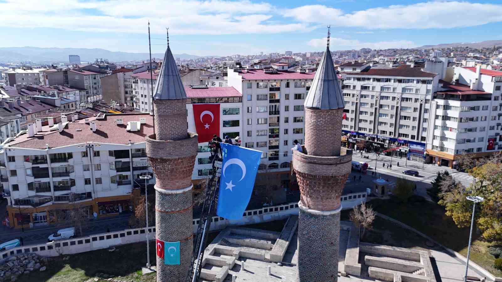 Doğu Türkistan’daki zulme dikkat çekmek istediler, 8 asırlık medreseye Doğu Türkistan bayrağı astılar 6 dogu turkistandaki zulme dikkat cekmek istediler 8 asirlik medreseye dogu turkistan bayragi astilar 2 Z6hhEq8v