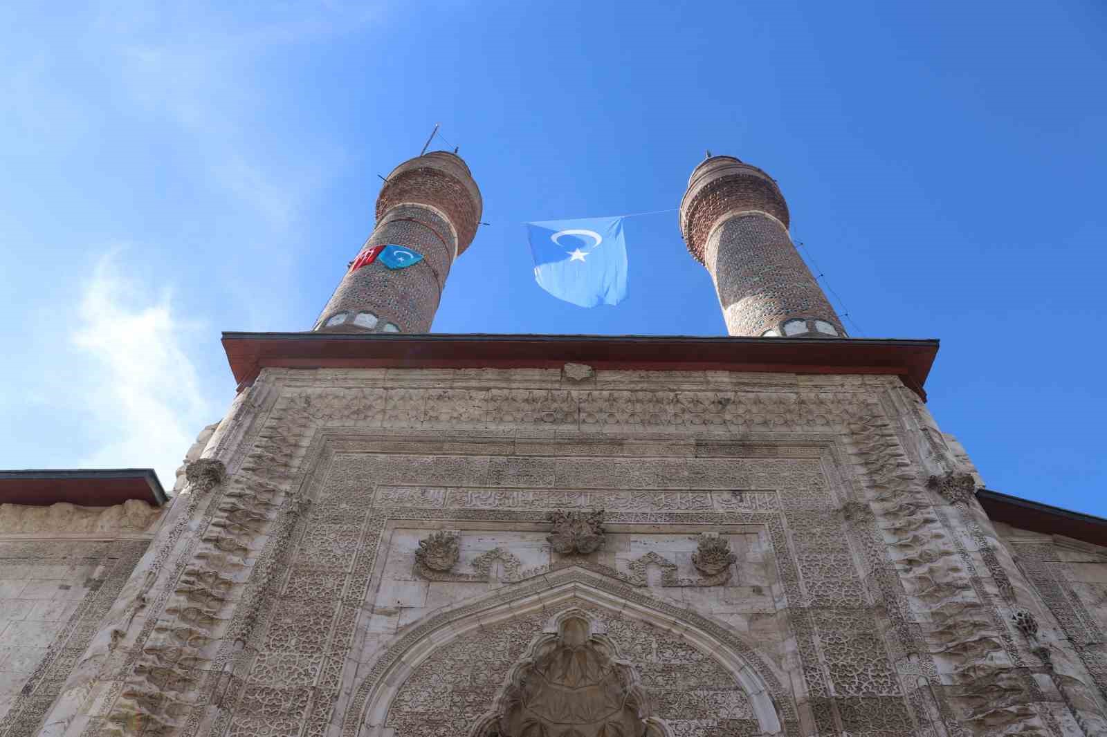 Doğu Türkistan’daki zulme dikkat çekmek istediler, 8 asırlık medreseye Doğu Türkistan bayrağı astılar 7 dogu turkistandaki zulme dikkat cekmek istediler 8 asirlik medreseye dogu turkistan bayragi astilar 3 N1OFDmfu