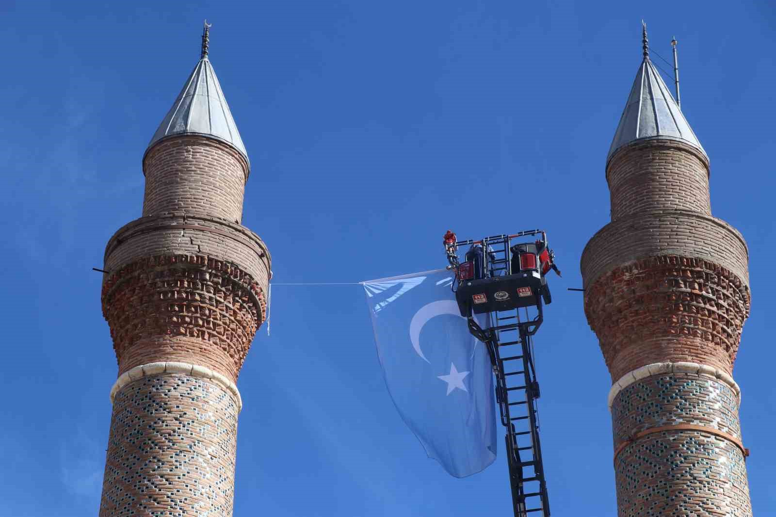 Doğu Türkistan’daki zulme dikkat çekmek istediler, 8 asırlık medreseye Doğu Türkistan bayrağı astılar 8 dogu turkistandaki zulme dikkat cekmek istediler 8 asirlik medreseye dogu turkistan bayragi astilar 4