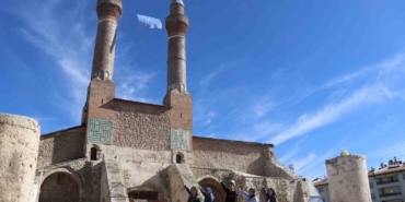 dogu-turkistandaki-zulme-dikkat-cekmek-istediler-8-asirlik-medreseye-dogu-turkistan-bayragi-astilar-4gPxrThA.jpg
