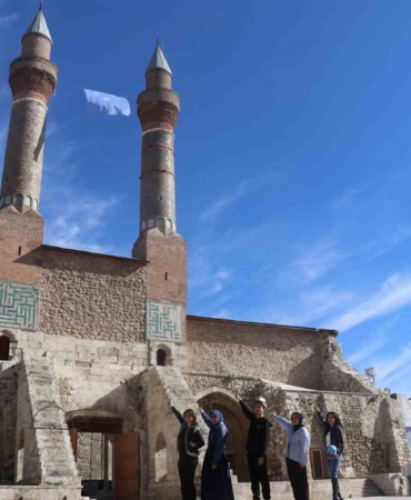 dogu-turkistandaki-zulme-dikkat-cekmek-istediler-8-asirlik-medreseye-dogu-turkistan-bayragi-astilar-4gPxrThA.jpg