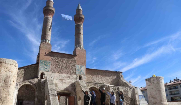 dogu-turkistandaki-zulme-dikkat-cekmek-istediler-8-asirlik-medreseye-dogu-turkistan-bayragi-astilar-4gPxrThA.jpg
