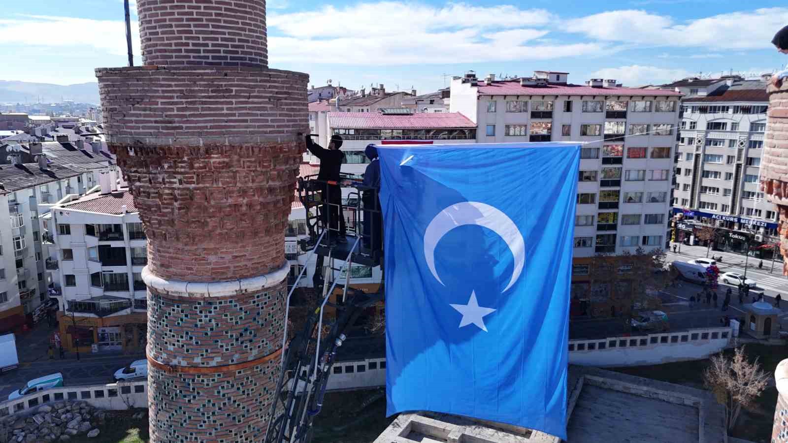 Doğu Türkistan’daki zulme dikkat çekmek istediler, 8 asırlık medreseye Doğu Türkistan bayrağı astılar 9 dogu turkistandaki zulme dikkat cekmek istediler 8 asirlik medreseye dogu turkistan bayragi astilar 5 zzbcvS8f