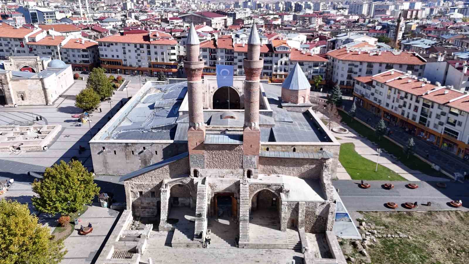 Doğu Türkistan’daki zulme dikkat çekmek istediler, 8 asırlık medreseye Doğu Türkistan bayrağı astılar 10 dogu turkistandaki zulme dikkat cekmek istediler 8 asirlik medreseye dogu turkistan bayragi astilar 6 tYG7uuu4