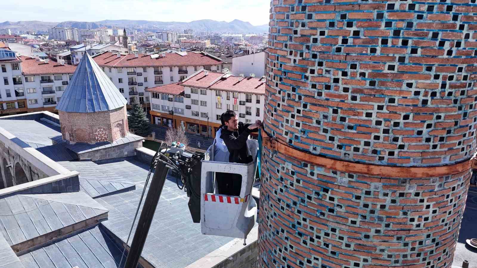 Doğu Türkistan’daki zulme dikkat çekmek istediler, 8 asırlık medreseye Doğu Türkistan bayrağı astılar 11 dogu turkistandaki zulme dikkat cekmek istediler 8 asirlik medreseye dogu turkistan bayragi astilar 7
