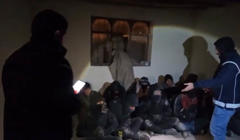 dogubayazitta-gocmen-kacakciligi-operasyonu-14-duzensiz-gocmen-yakalandi-nLfwJ2Pq.jpg