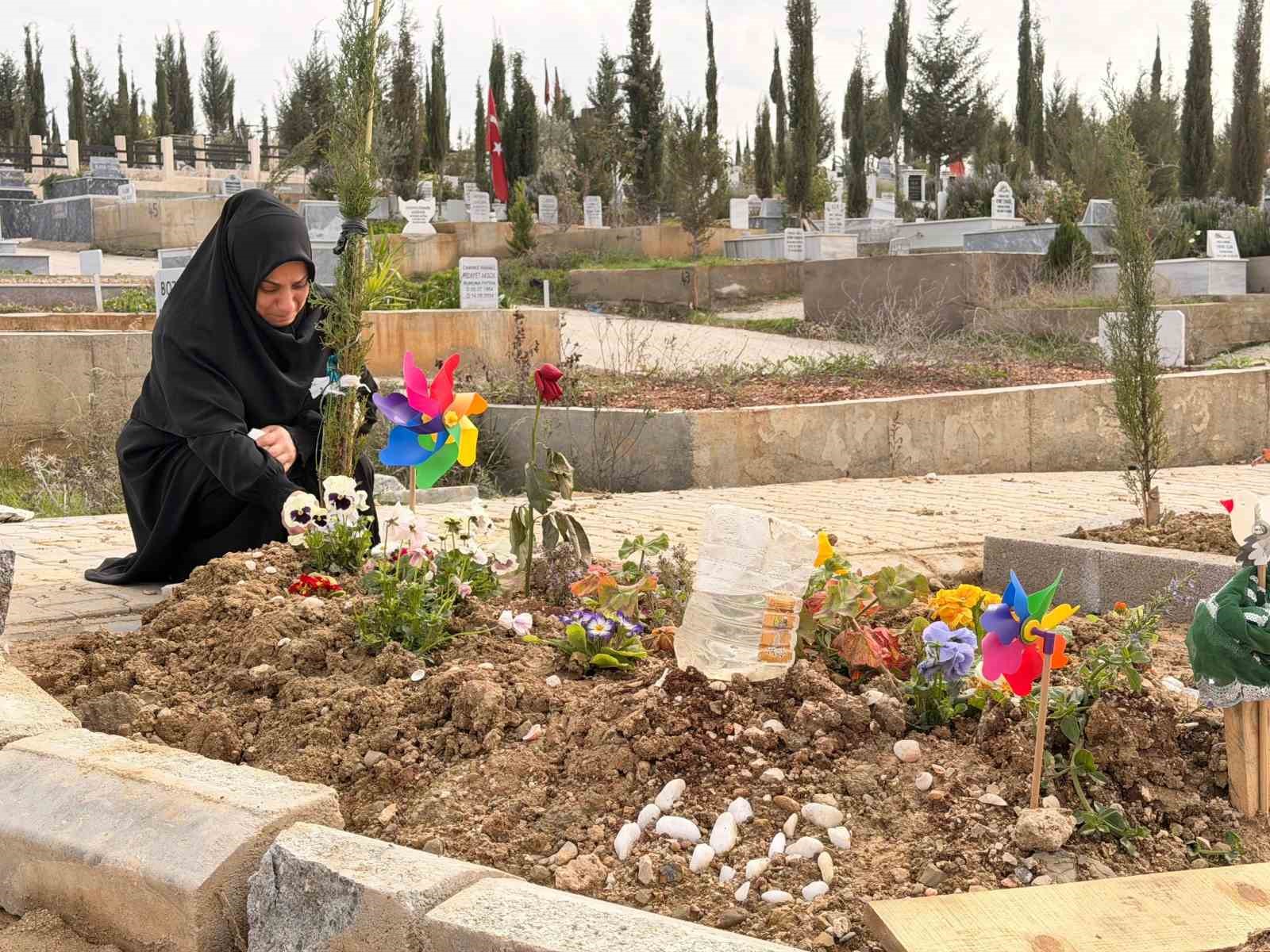 dogum gunu kutlamaya gitti cenazesi geldi acili anne mezari basinda agit yakti 0 vJ7FzYsw
