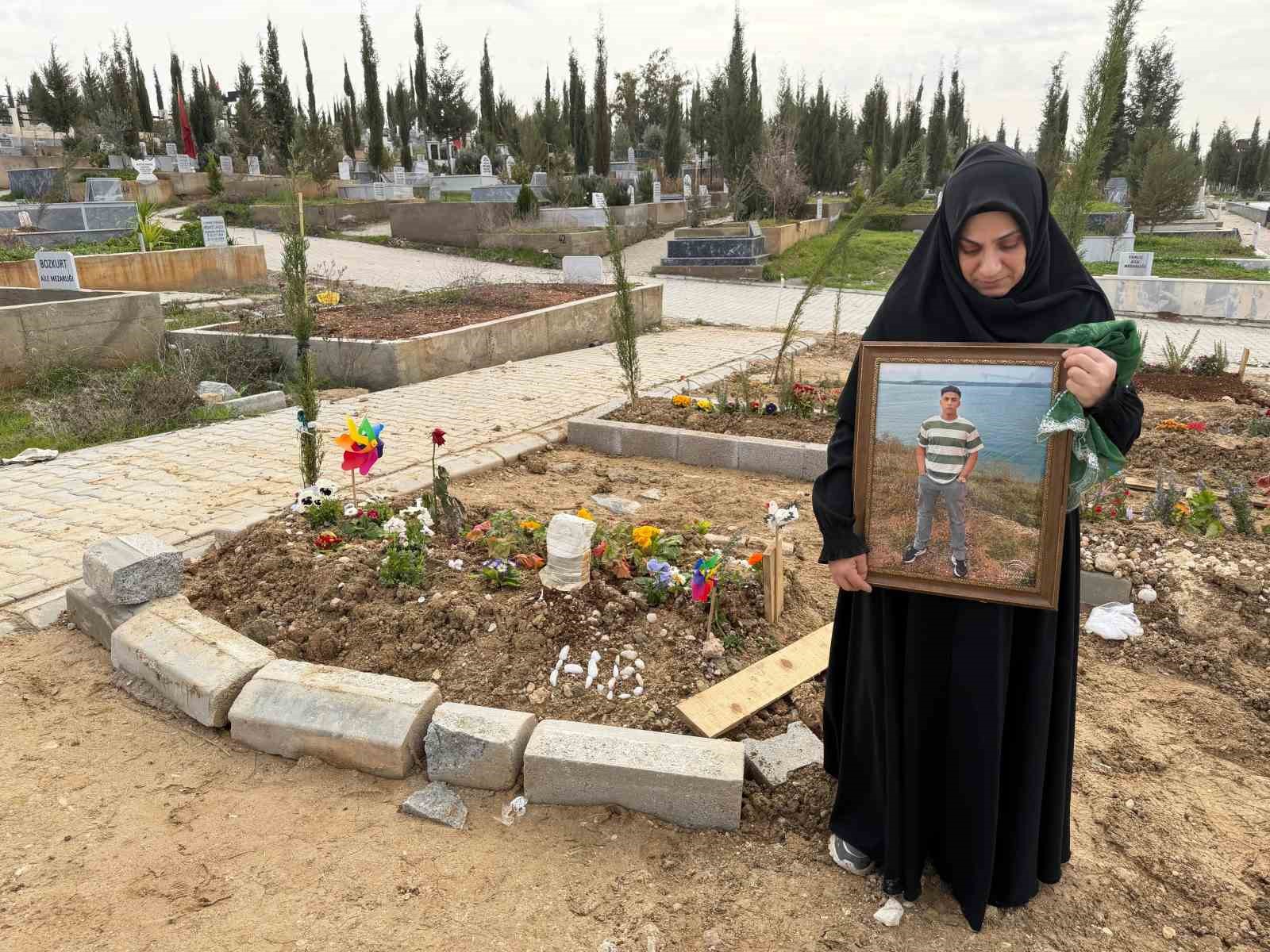 dogum gunu kutlamaya gitti cenazesi geldi acili anne mezari basinda agit yakti 1