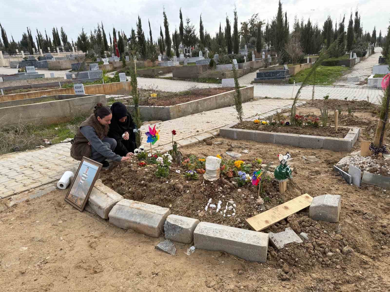 dogum gunu kutlamaya gitti cenazesi geldi acili anne mezari basinda agit yakti 3 12ydScJD