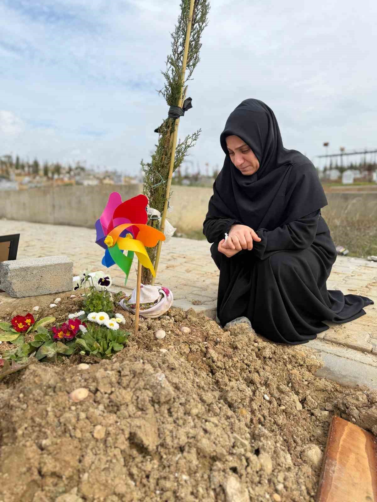 dogum gunu kutlamaya gitti cenazesi geldi acili anne mezari basinda agit yakti 5