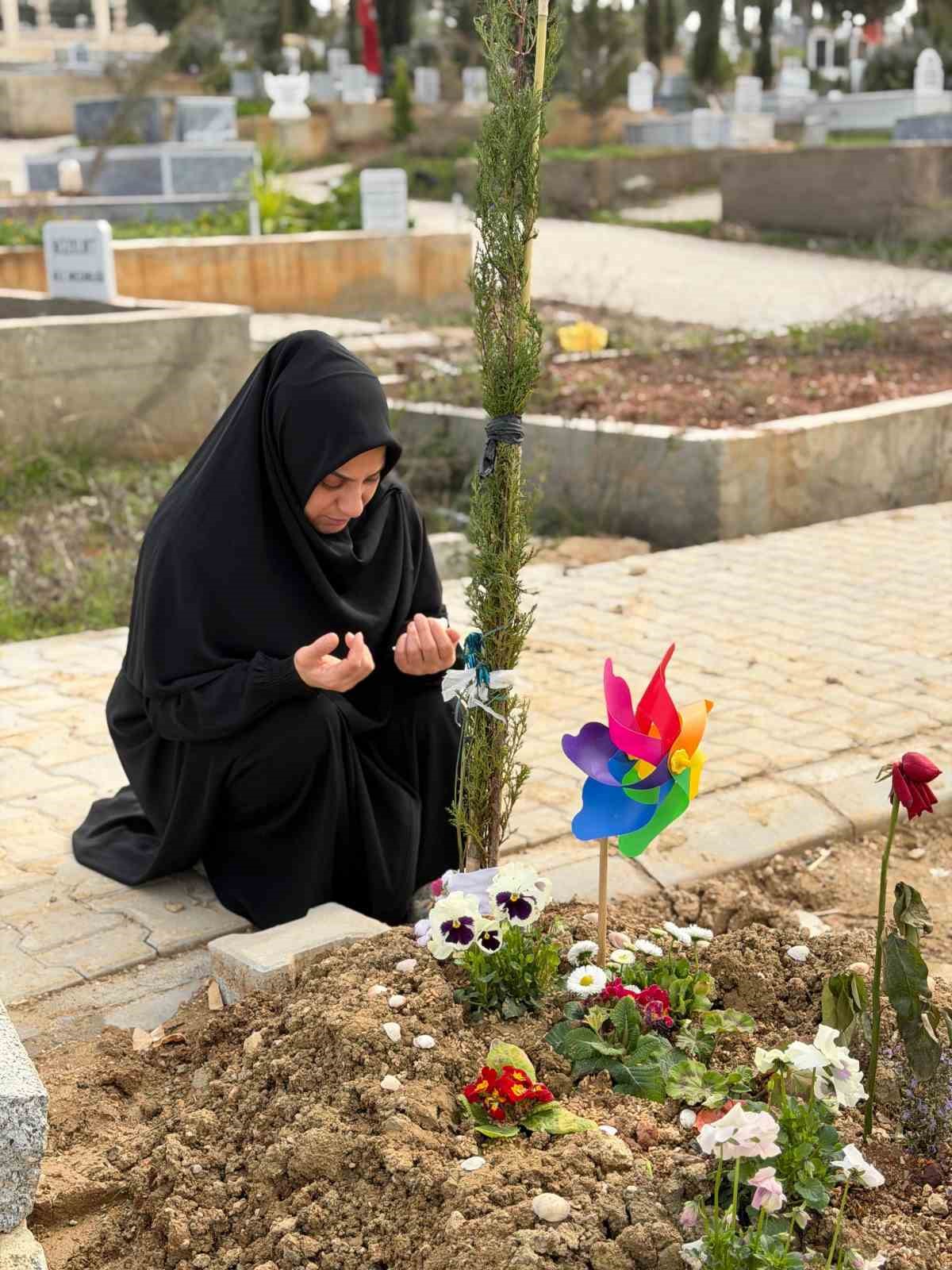 dogum gunu kutlamaya gitti cenazesi geldi acili anne mezari basinda agit yakti 6 R9iUgT8m