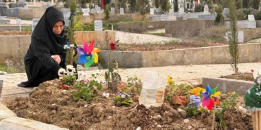 dogum-gunu-kutlamaya-gitti-cenazesi-geldi-acili-anne-mezari-basinda-agit-yakti-OpgAmpGZ.jpg