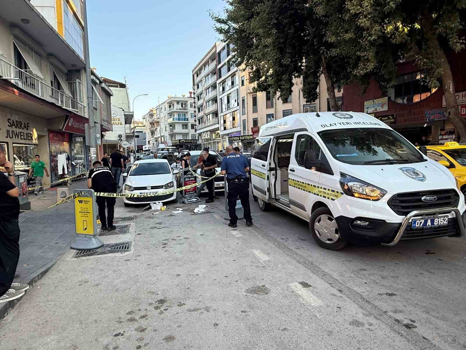 dogum-gununde-hayatinin-sokunu-yasadi-pastayla-yanina-gelen-kocasi-gozleri-onunde-kursun-yagmuruna-tutuldu-K89X5VHd.jpg