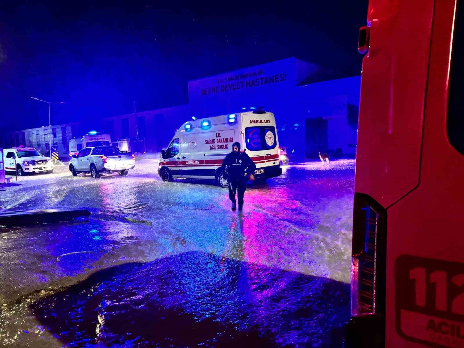 doguma giderken gole donen yolda mahsur kalan kadinin yardimina itfaiye yetisti 0 4l9pqVdW