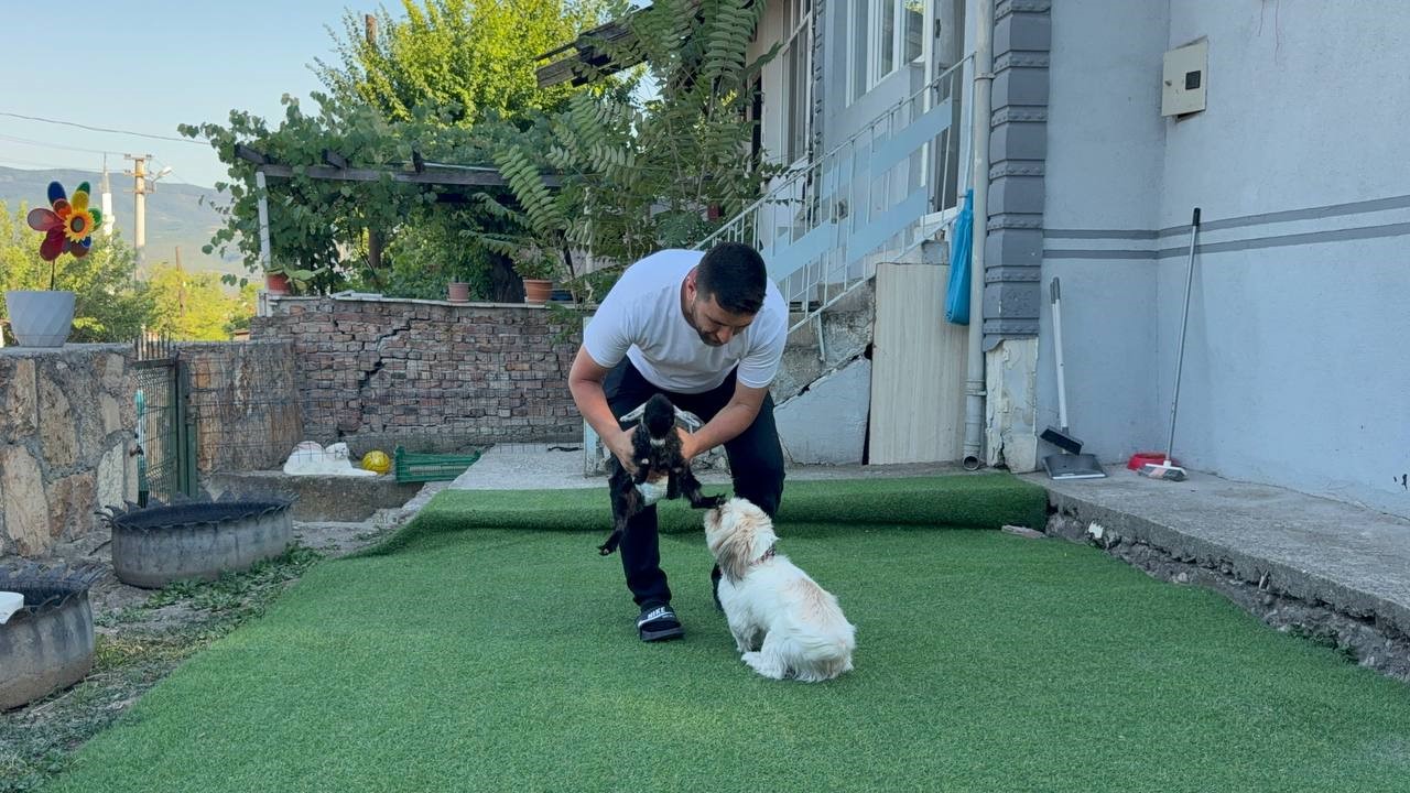 dogustan engelli yavru keciyi sahiplenip evlatlari gibi buyutuyorlar 6 M43ZB9hP